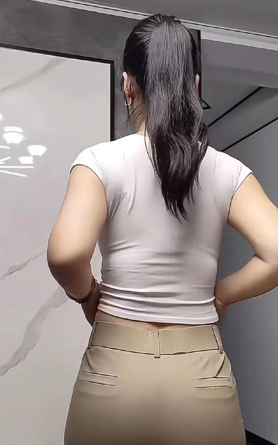 我理解的微胖，与别人眼里的微胖，是不一样的。
我现在出门在外，很少穿修身的衣服。