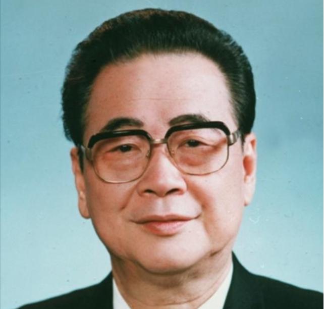 1992年7月，邓颖超因病离世，谁知，邓颖超留下的最后一句话竟是“李鹏”二字，这