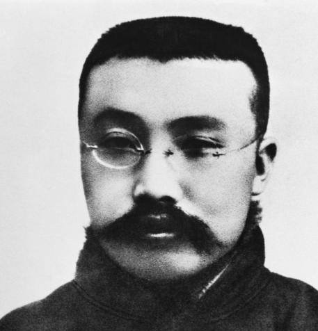 1927年，李大钊被刽子手绞刑架。随着一声“起”，李大钊被吊在了空中，可就在他快