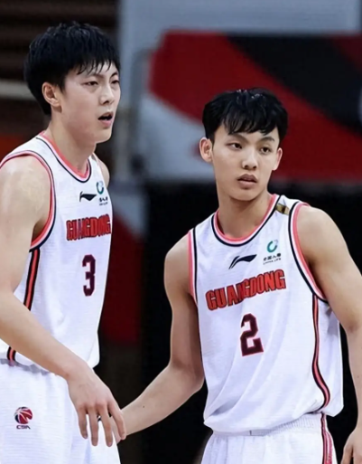 如果没胡明轩，徐杰肯定会被防更紧，特别是第四节。
还有最重要一点，没胡明轩，你国