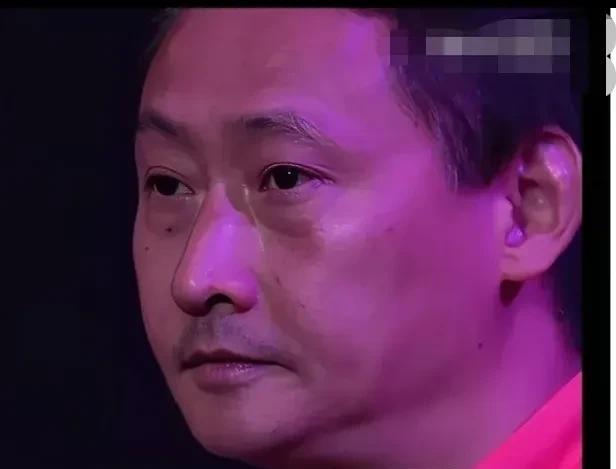 张本智和的父亲观看儿子比赛时，常常面色凝重，尤其是张本智和输球时，张父的表情也非