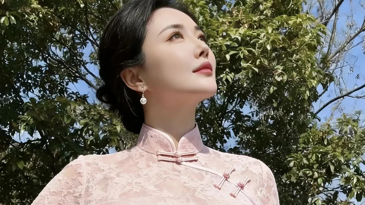 粉色旗袍，穿出女性独特的美，既显端庄又优雅！