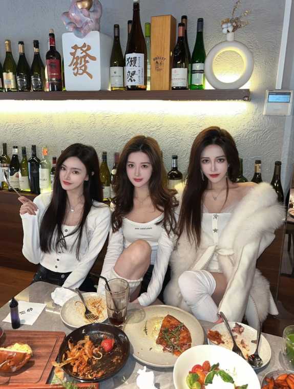 闺蜜聚会，美食与美酒相伴，尽享美好时光！