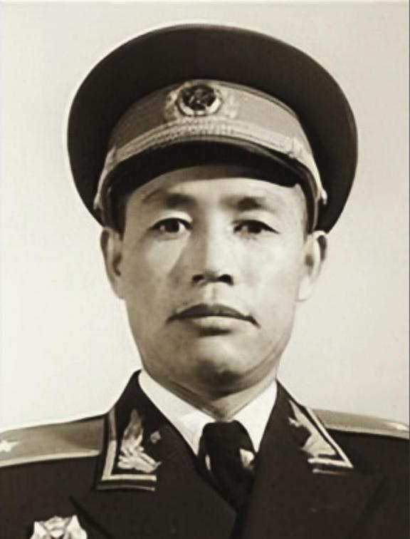 1950年，邓岳率部行军迷路时，发现路边有一日式房屋，冲进去问路，却发现一群人端