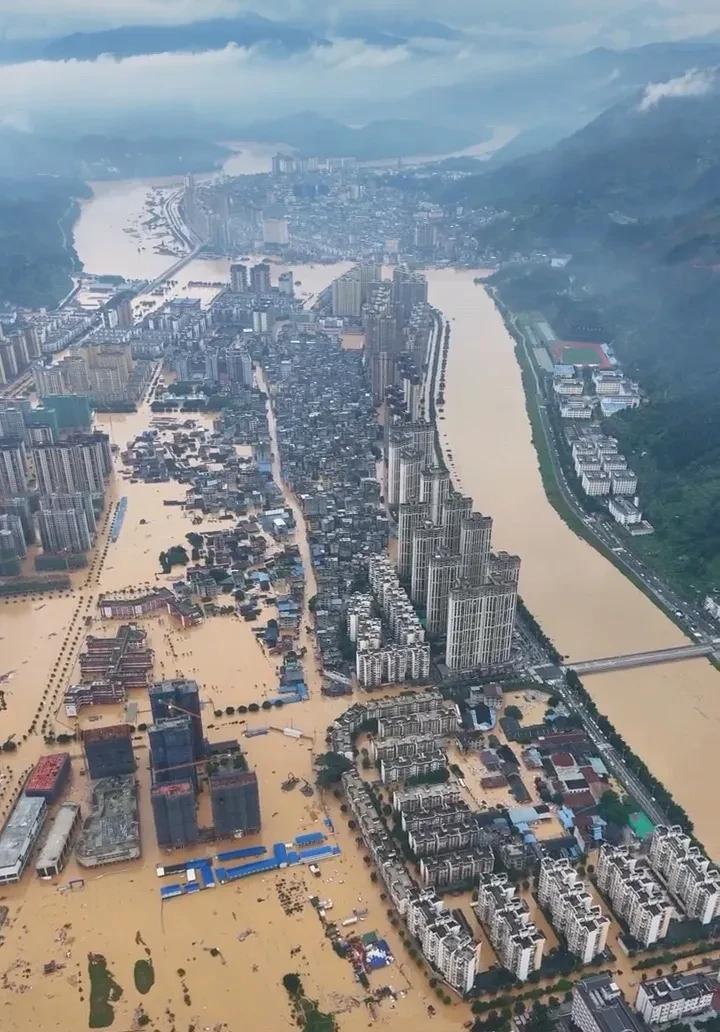 “村超”的发祥地榕江县遭受水淹，“村超”或许会暂停，救灾重建才是首要之事。
一座