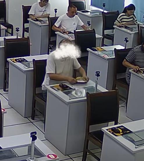 “万万没想到！”四川，大爷参加科目一考试，还没坐下就从兜里掏出一张小抄。由于害怕