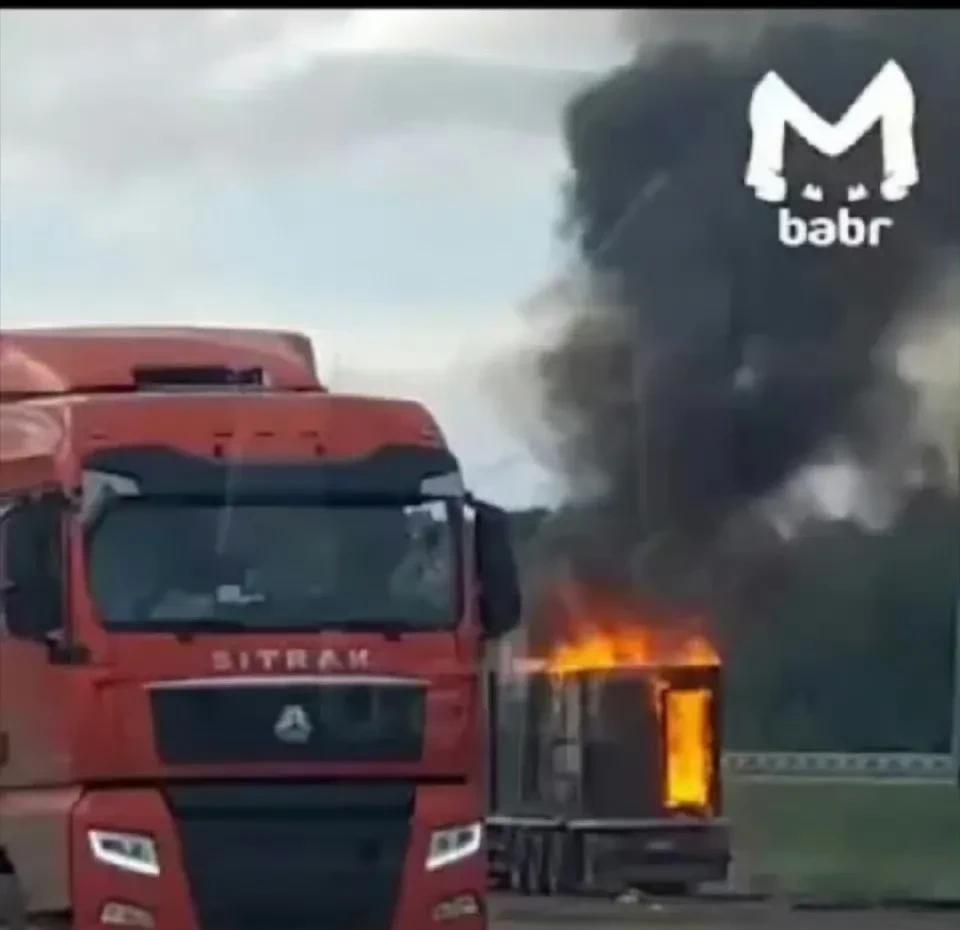 乌克兰利用的卡车，都是中国品牌的卡车。
不是我们卖给乌克兰的，而是俄罗斯从中国进