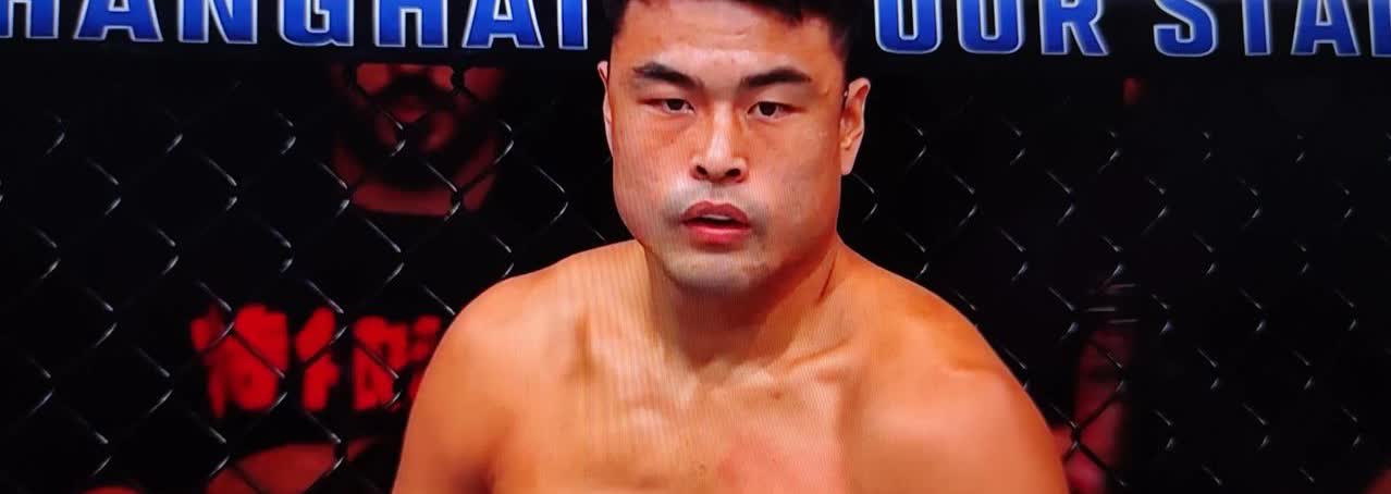 UFC上海站压轴主赛，张名扬对阵巴西选手强尼.沃克。
      开场几秒，两