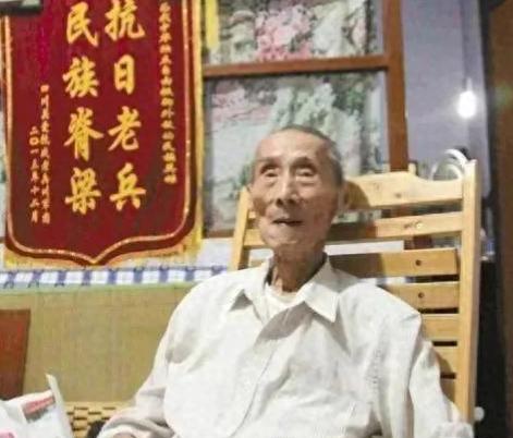 [太阳]1942年，黄士伟在路上埋60枚地雷阻击日军准备预测日军会停下的地方时，
