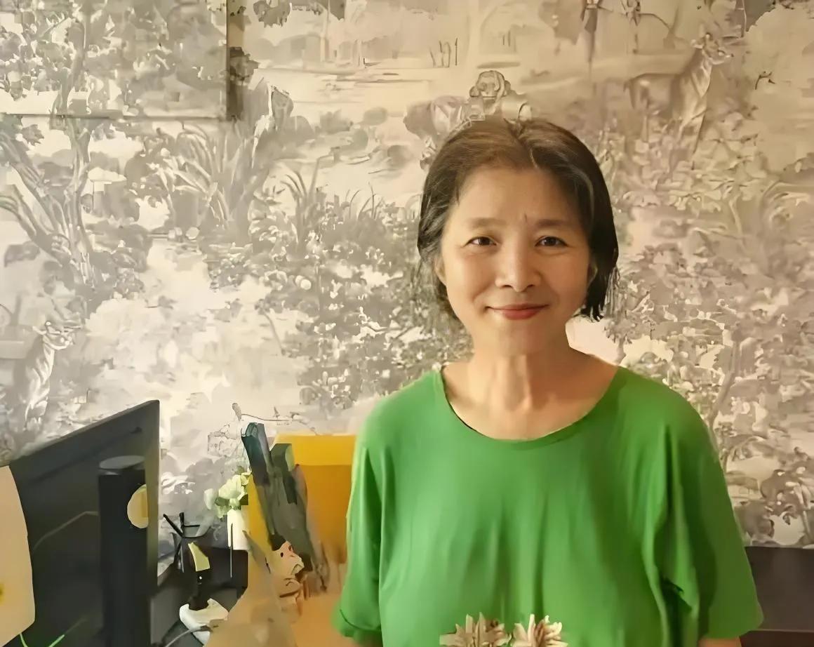 2025年8月24日，北京某超市内，66岁的迟蓬因《生万物》中“大脚娘”一角被网