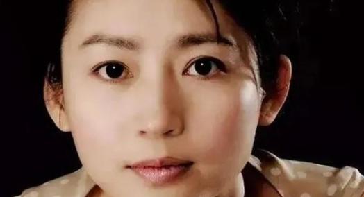 1996年，王小丫和大学老师吕成功喜结连理。





婚后，吕成功投身商海，而