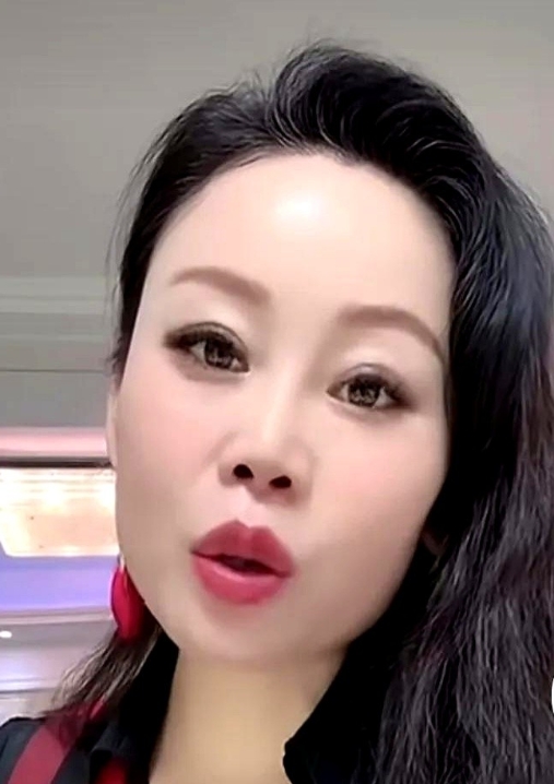 草帽姐又在制造话题了

刚刚刷到草帽姐在直播间里的一段视频。

草帽姐说：有粉丝