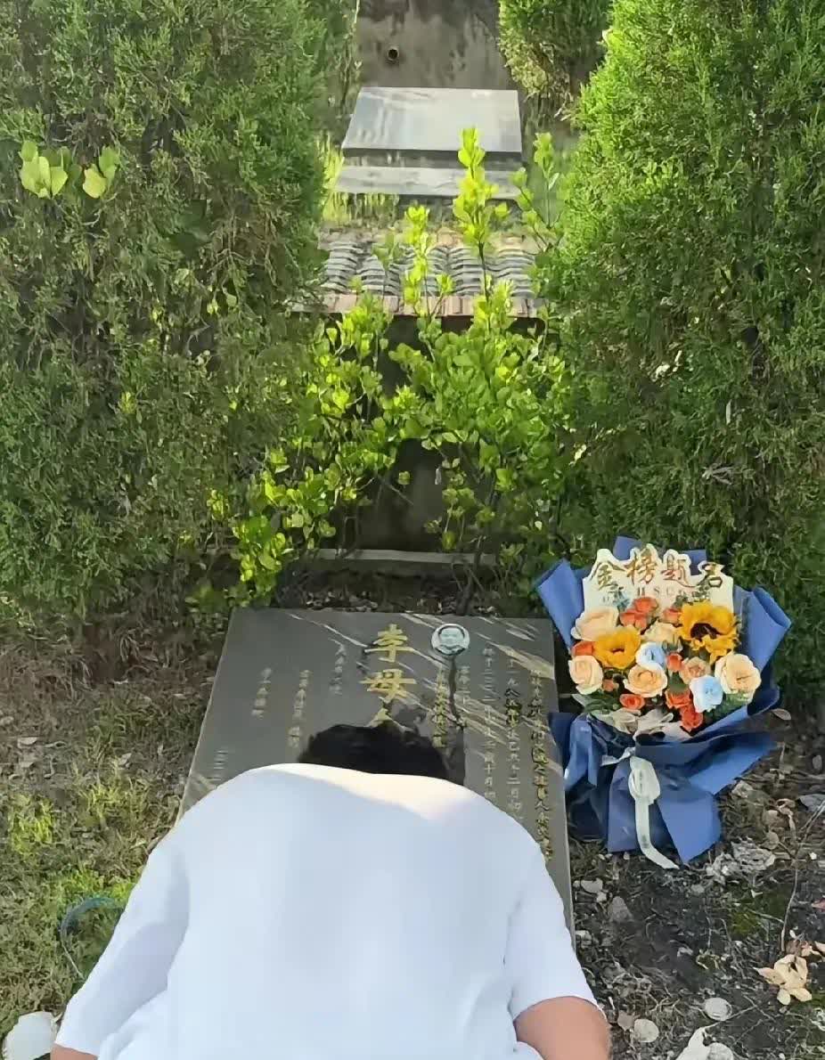 男孩捧着鲜花时，眼眶微微泛红了。

他怎么也不会想到，

高考结束的铃声