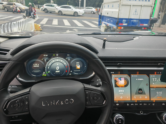 这个搭配好像也挺好
最近心情不美丽，开车速度较快，讨厌别人开慢车，是不是严重路怒