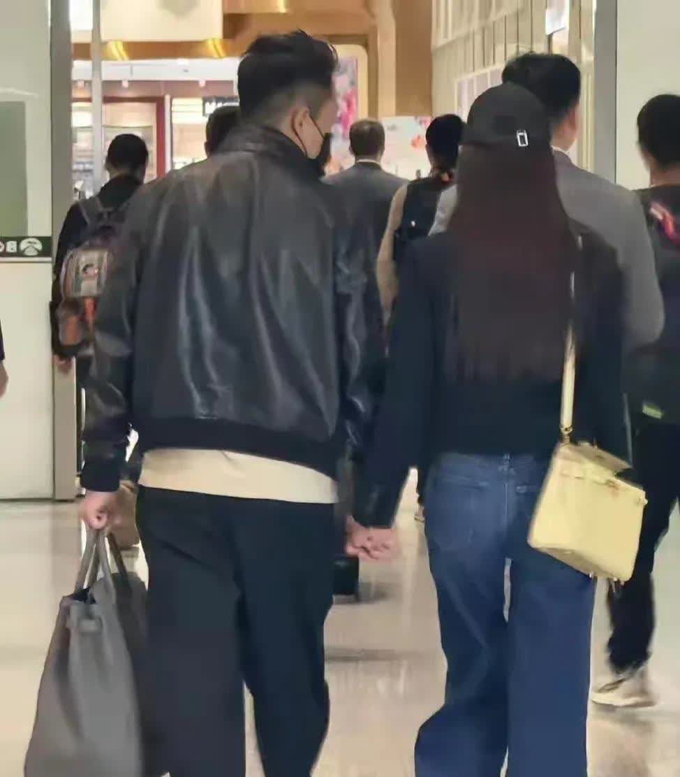 【钞能力也有失效时刻？顶级富豪都绕不过的抚养权死局】
汪小菲带新欢回京冲热搜，