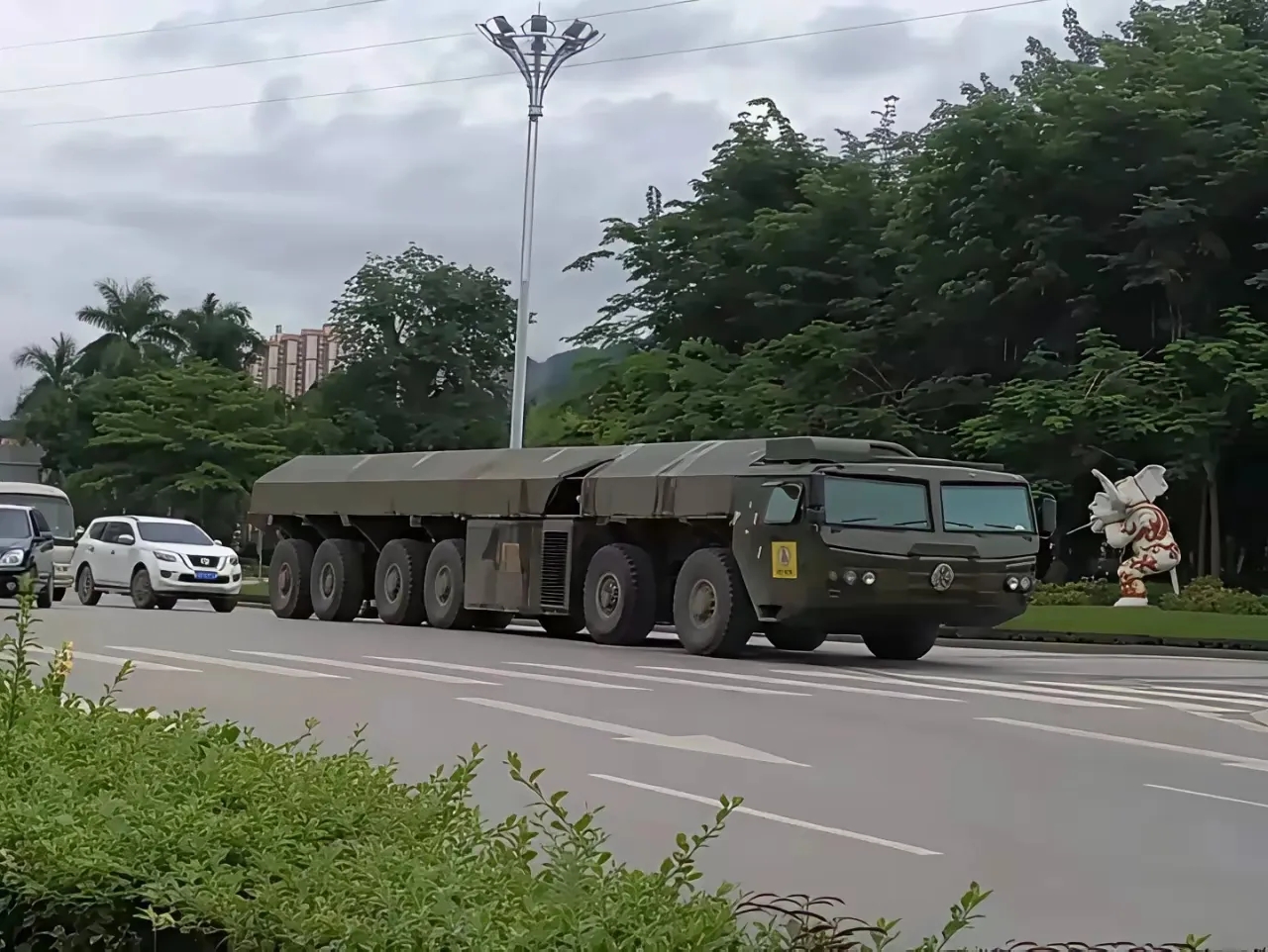 东风版的“侏儒”小型洲际弹道导弹，传说中的“鳖儒”导弹发射车，实际上是针对现代高