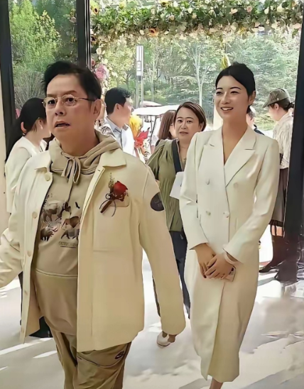 男神就是男神！不一样，就是不一样！老了，还是魅力十足！能认得出他的，估计也得60