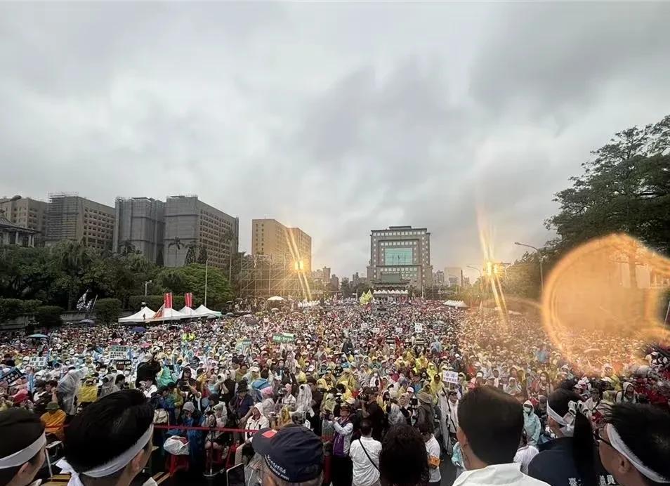 台岛20多万人涌上街头，举行“426反赖大游行”，台独是不得人心的。
赖清德上台