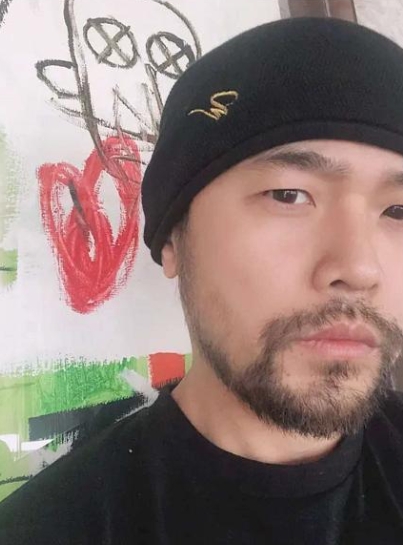 近日，有网友在日本偶遇周杰伦，视频中他背部佝偻，胡子也微微泛白，疲态尽显。有网友