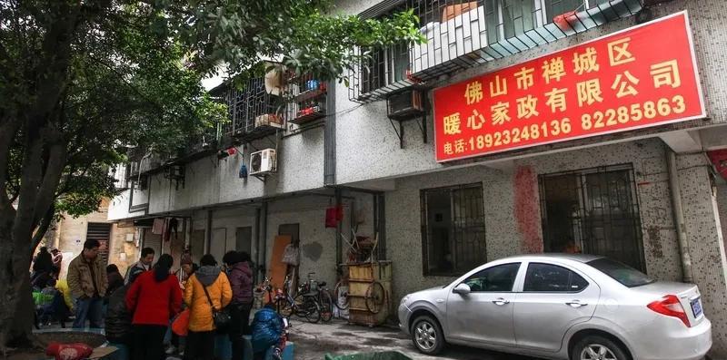 雇主老板把自己锁卧室出不来了。
雇主老板今天中午有饭局，快到点儿了，反而出不来了