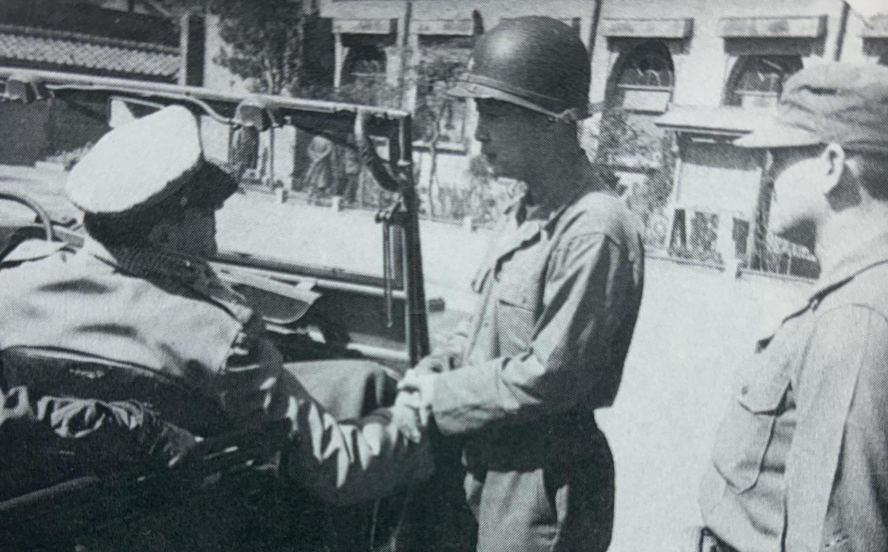 1951年3月24日韩军第1师师长白善烨在位于汉城万顷小学的师指挥部迎接前来视察