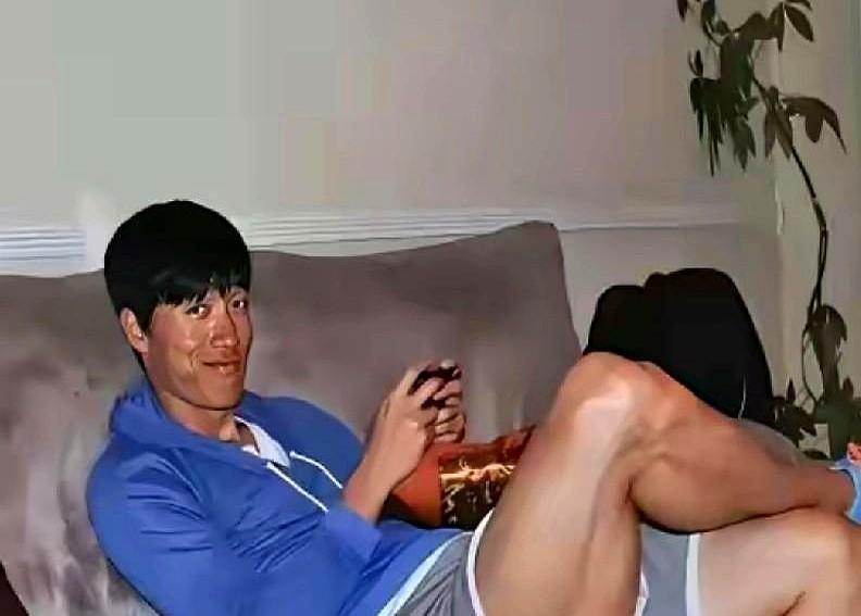 12秒88，洛桑夜风把计时牌定格成永恒，但镜头切回2004雅典，刘翔冲线那0.1