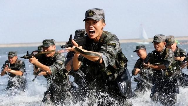 中国在台湾问题上为何按兵不动？张召忠提醒：小心美国设好的圈套
