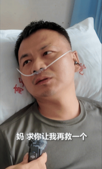 “泪崩了！”河南现役少校连救4人体力透支，跪着说：“妈，我是军人，求你再让我救一