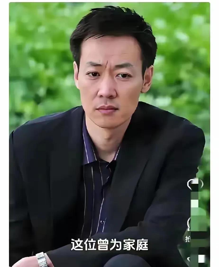 妻子的吊唁会上，他心平气和，就像没事人似的，实际上他的眼泪都流干了，伤痛都藏在了
