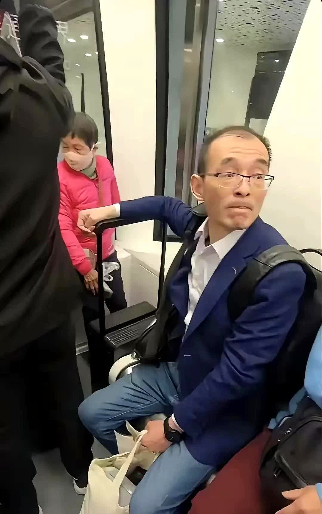 认亲的时候，谢妈妈是个外人；送谢浩男回学校，谢爸爸成了外人。

在这一刻，他