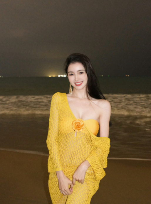张雪菡海边美照，身材真不错！