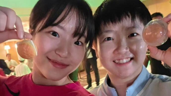 神仙友谊！申裕斌晒孙颖莎甜美合照：莎莎给我的菠萝包 谢谢莎莎姐姐！