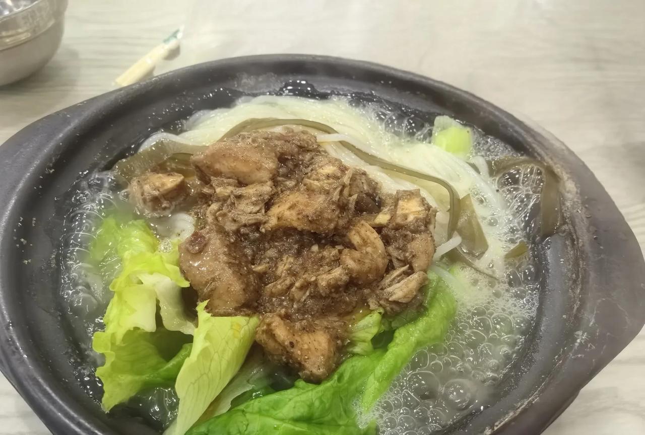 早晨我和老妈出去吃饭，听到隔壁桌客人教育孩子。因为饭店很安静，所以他们说的话我们