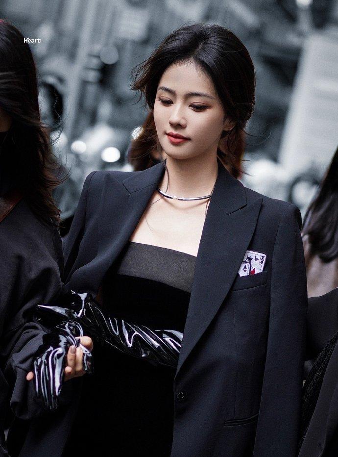 谁被白鹿米兰这套杀到了？从配饰到气质全是“女王剧本”，酷飒拽姐太绝了