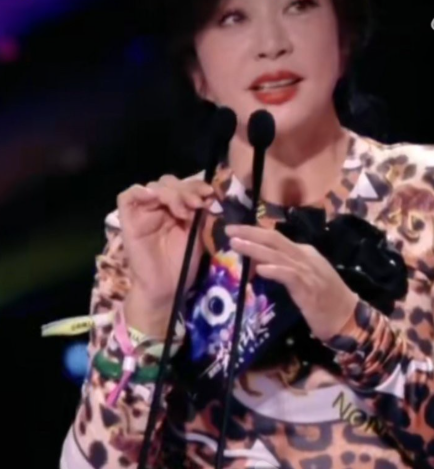 刘晓庆和李乃文是尖叫之夜请来撑场面的吧。

刘晓庆庆一个影后拿到手软的人，而且李