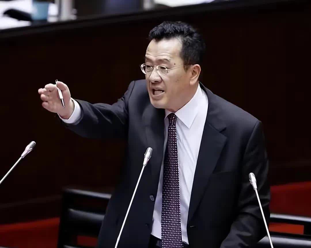 台湾省民进党当局面对美国的所谓对等关税奴颜屈膝，不但不对美国进行反制，反而还向美