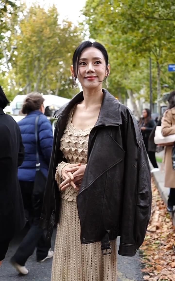 秋瓷炫怎么一下老了这么多，没有美颜，差别太大了！
秋瓷炫现身巴黎时装周，一件长裙