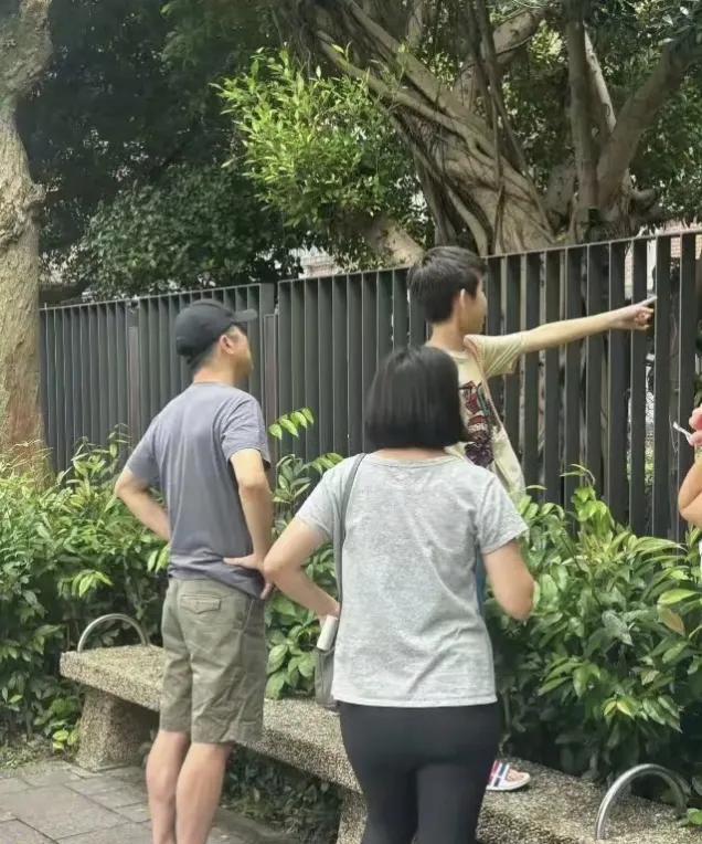 #头号创作者激励计划#
图一是庾澄庆和妻子以及8岁的儿子，在校门外接女儿的情景。