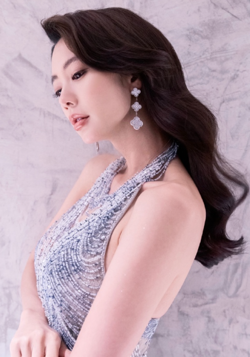 克拉拉的一袭银色挂脖连珠长裙，身材真好！