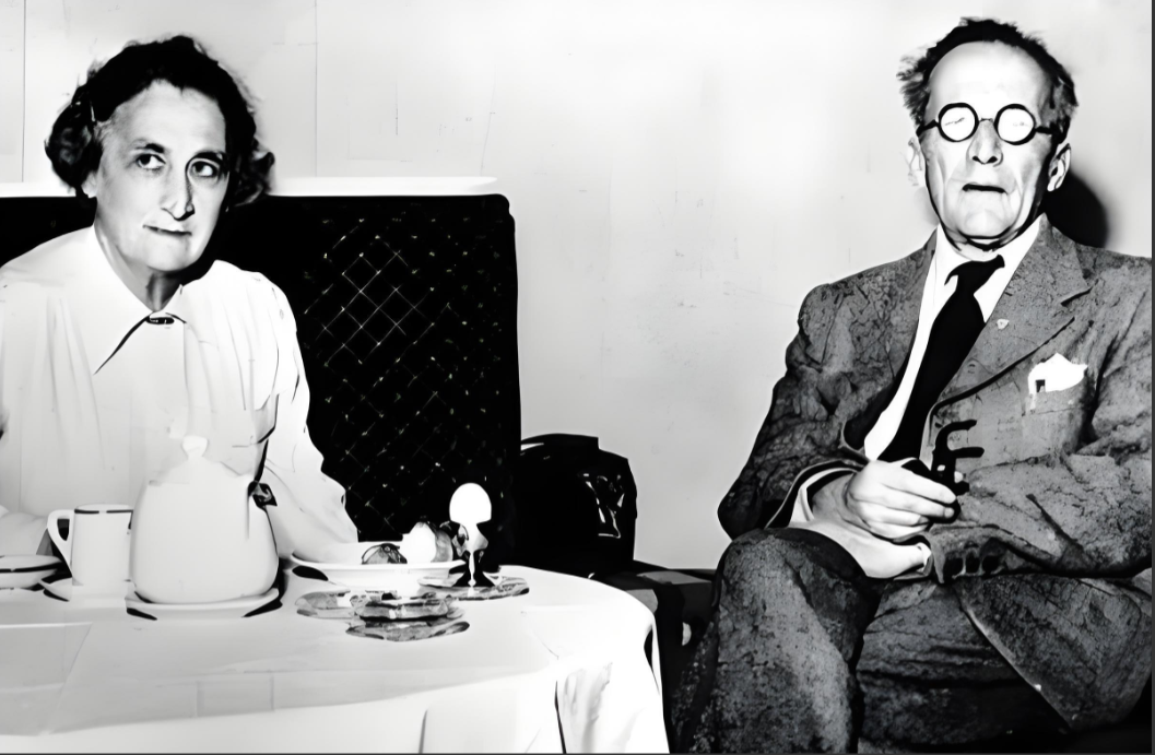 1934年，薛定谔让助理的妻子怀孕后，将她带回家养。薛定谔的妻子欣然接受，3人在