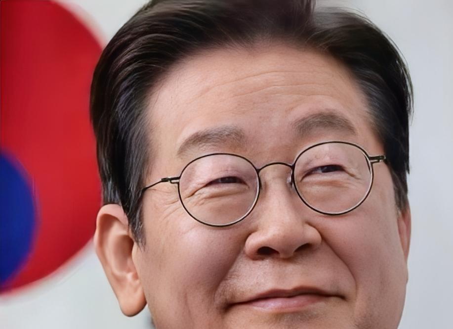 宝子们，韩国大选的剧情越来越刺激了！5月25日，总统候选人李在明突然来了个“神操