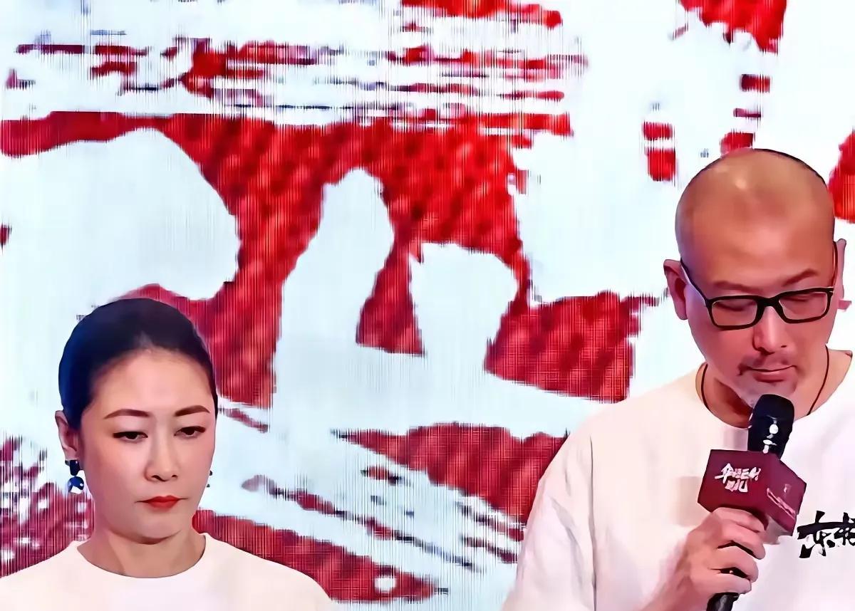 管虎的《东极岛》赔惨了，为什么比不过《南京照相馆》？
原因很简单，历史题材瞎改终