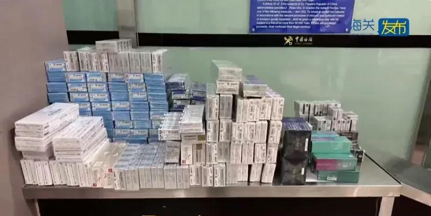 查了个运烟大户，不要太离谱：近日，大连周水子机场海关在入境旅检渠道查获旅客违规携