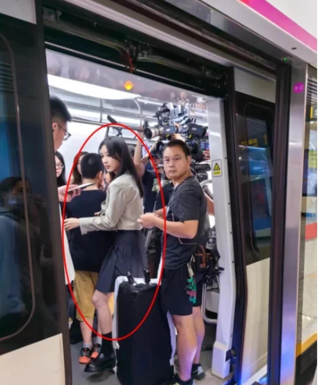 杨紫现实生活中，身材五五分，个子也不怎么高，怎么跟荧幕中看到的形象差别有一点大。