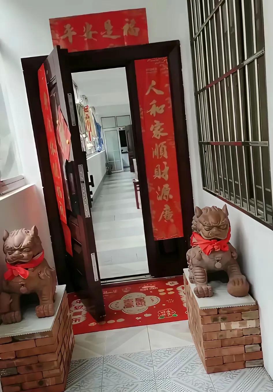 呵呵！
石狮子也觉得地方放的不合适吧？
你个小门小户的放我干什么？
直接气炸了！