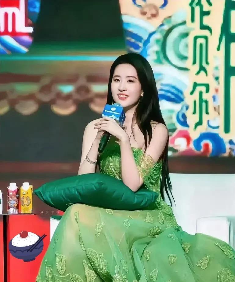刘亦菲真的是无愧“衣架子”称号，威尼斯穿这绿裙子被全球媒体赞的飞起！
要说衣架子