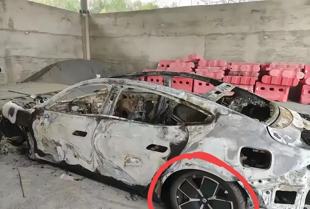 你说这车质量好吧，一出事故全身烧毁，里面的三条生命也没了……
你说这车质量不好吧