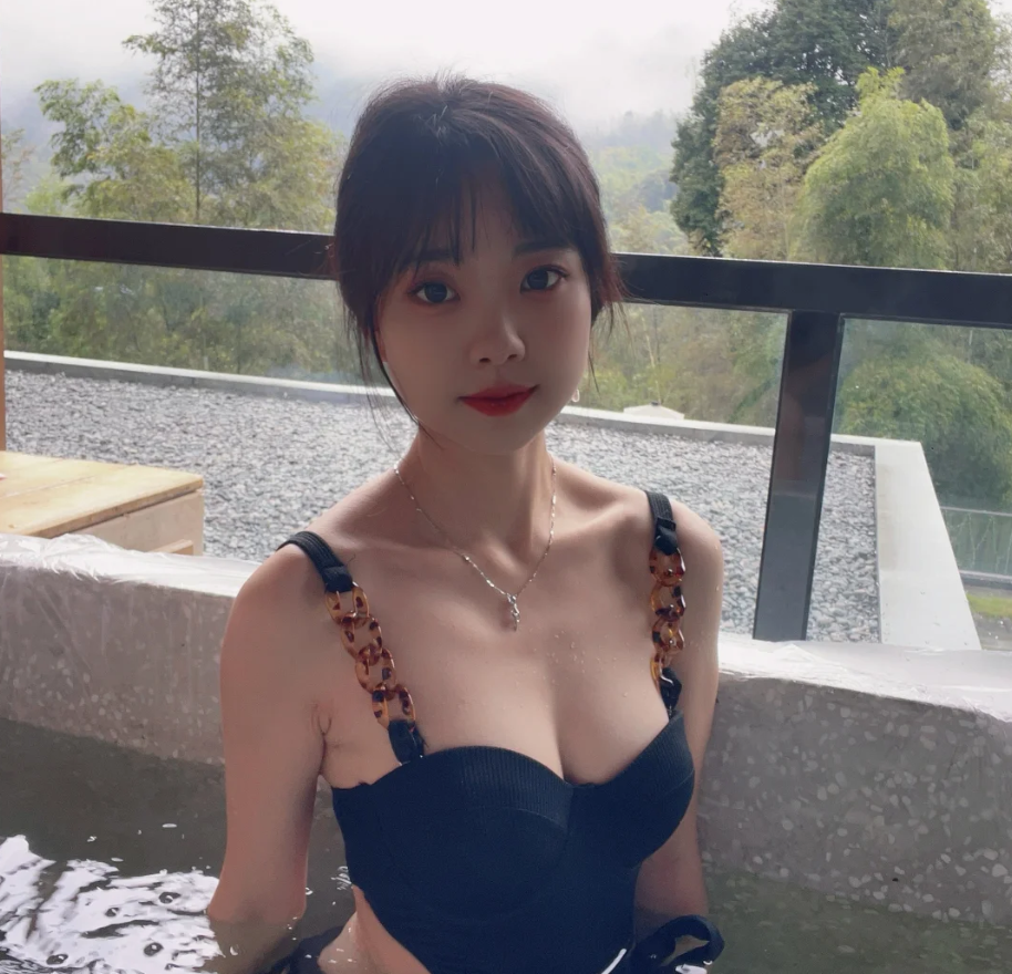 美美的泡温泉啦 就是有一点点热