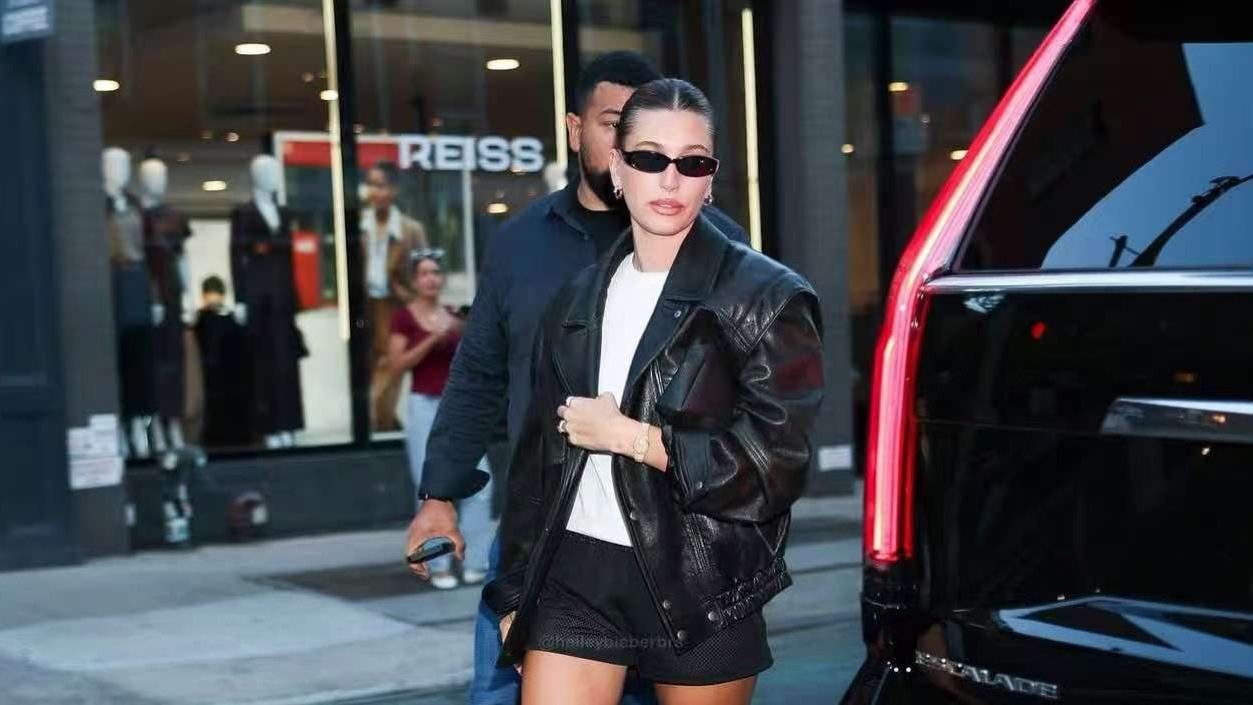 时尚女王海莉告别西装穿皮衣，是顶级CEO也在穿的那种皮衣吗