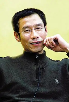 当年，陈佩斯拉着刘佩琦说：“老弟，跟我去拍一部电影咋样？” 刘佩琦犹疑地说：“我